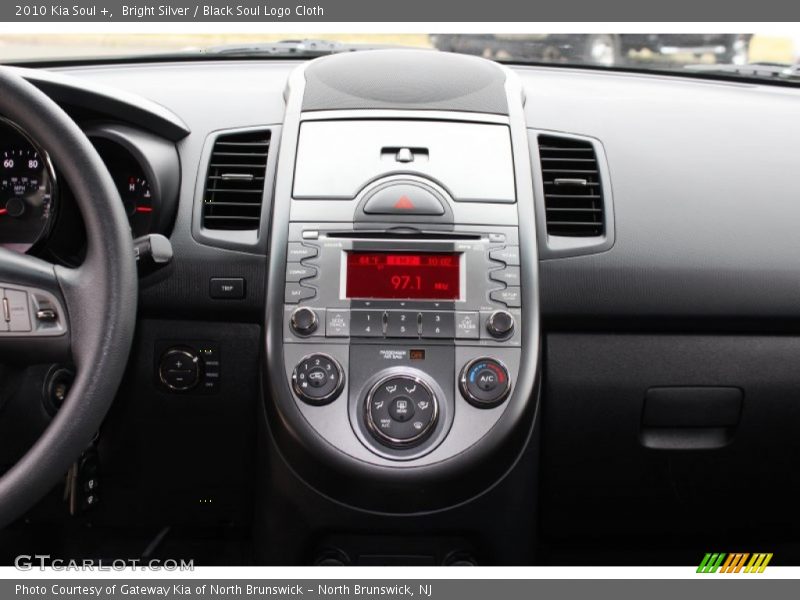 Bright Silver / Black Soul Logo Cloth 2010 Kia Soul +