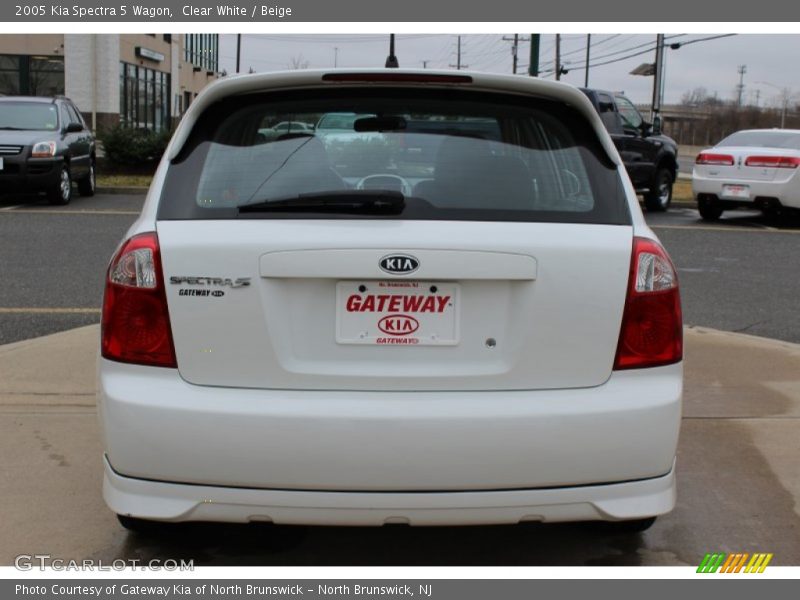 Clear White / Beige 2005 Kia Spectra 5 Wagon