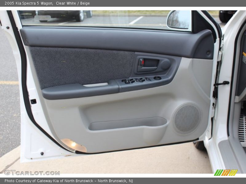 Clear White / Beige 2005 Kia Spectra 5 Wagon