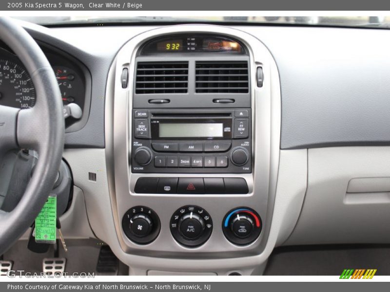 Clear White / Beige 2005 Kia Spectra 5 Wagon
