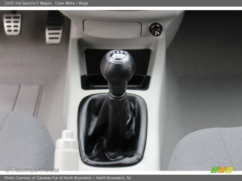 Clear White / Beige 2005 Kia Spectra 5 Wagon