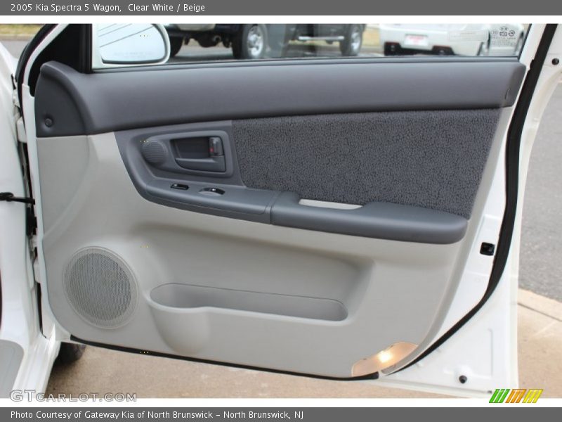 Clear White / Beige 2005 Kia Spectra 5 Wagon
