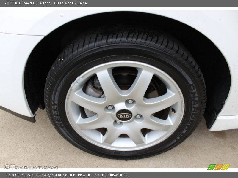 Clear White / Beige 2005 Kia Spectra 5 Wagon