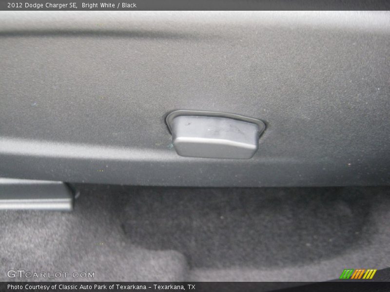 Bright White / Black 2012 Dodge Charger SE