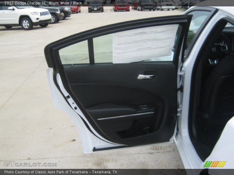 Bright White / Black 2012 Dodge Charger SE
