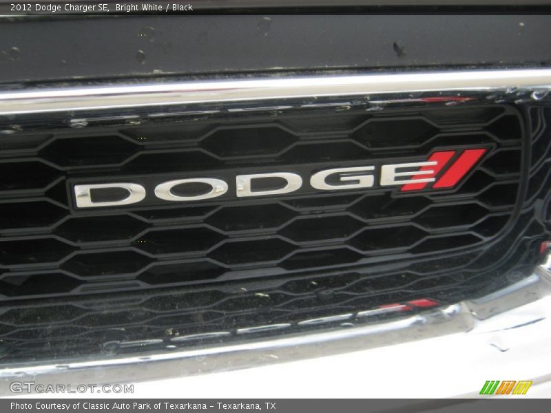 Bright White / Black 2012 Dodge Charger SE