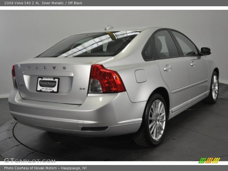 Silver Metallic / Off Black 2009 Volvo S40 2.4i