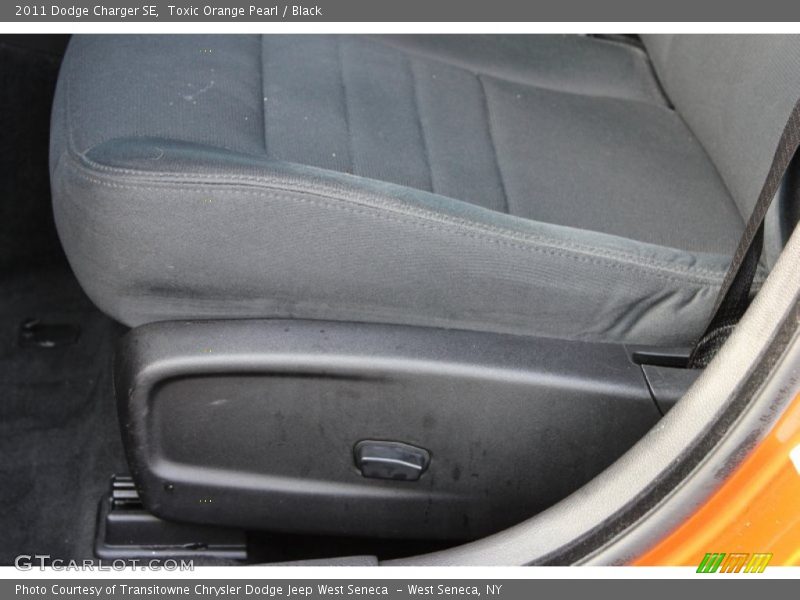 Toxic Orange Pearl / Black 2011 Dodge Charger SE