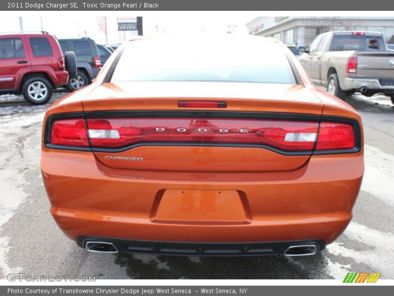 Toxic Orange Pearl / Black 2011 Dodge Charger SE
