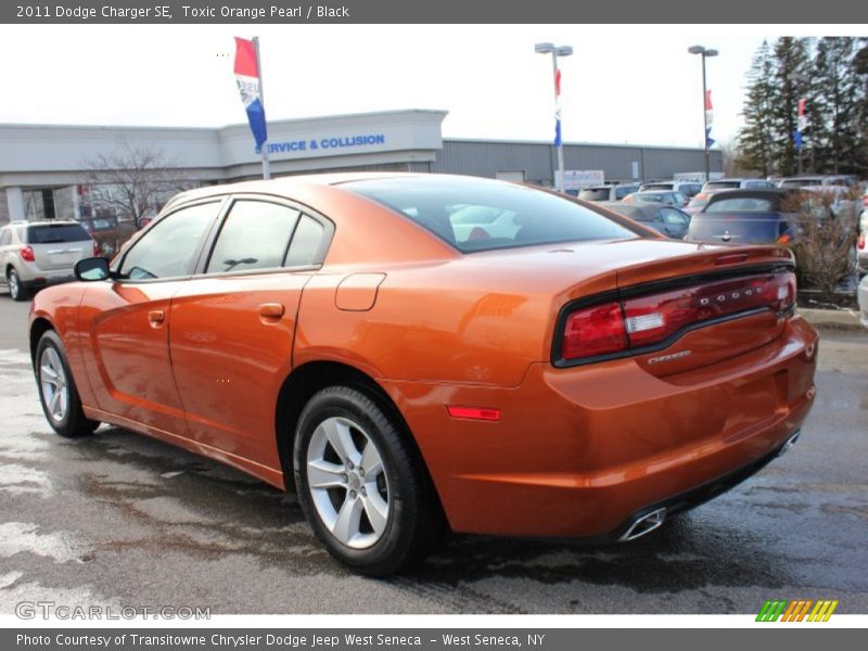 Toxic Orange Pearl / Black 2011 Dodge Charger SE