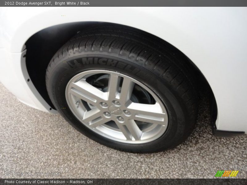 Bright White / Black 2012 Dodge Avenger SXT