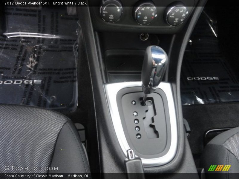 Bright White / Black 2012 Dodge Avenger SXT