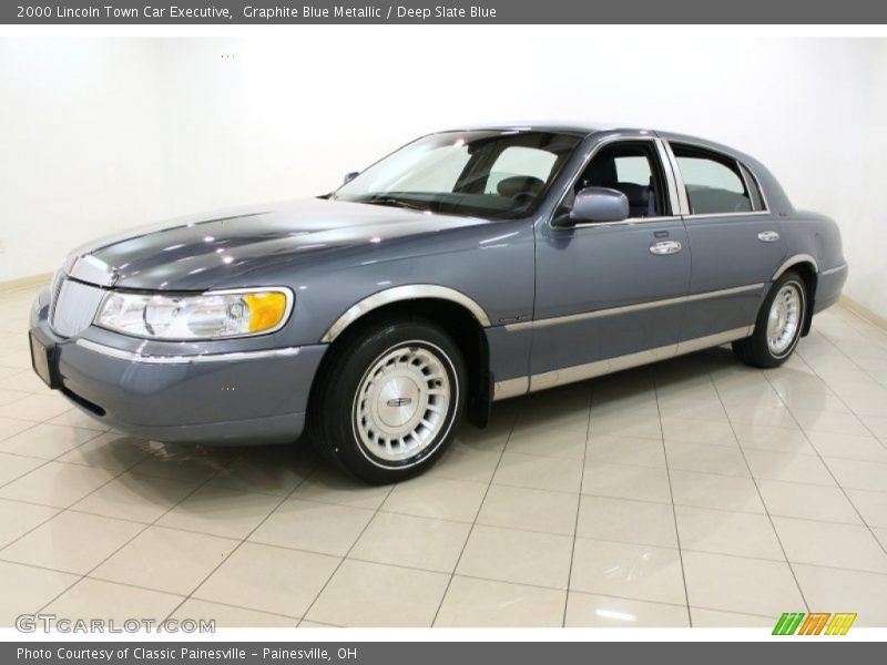 Front 3/4 View of 2000 Town Car Executive