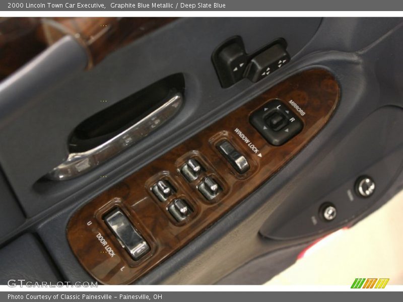 Controls of 2000 Town Car Executive