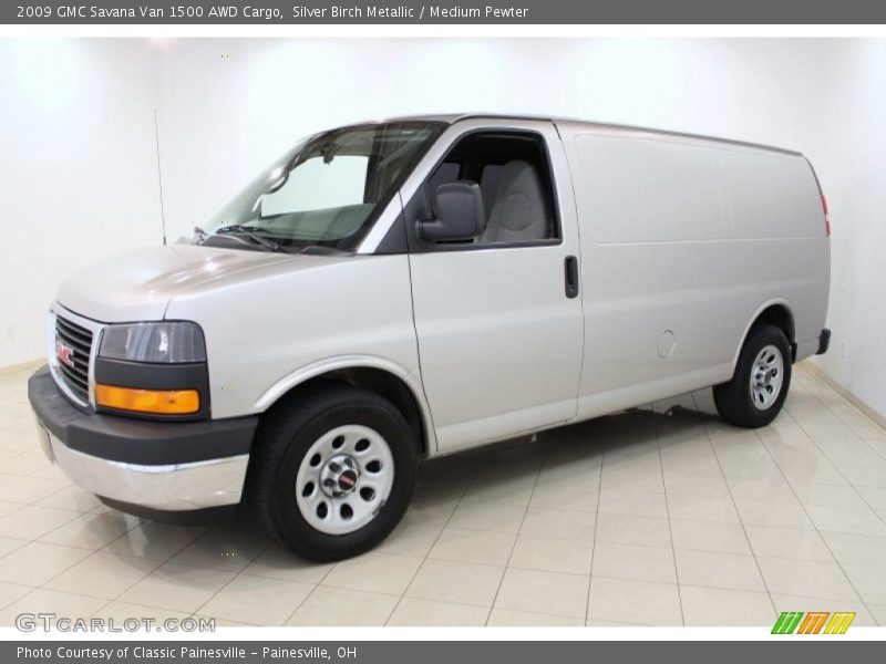 Front 3/4 View of 2009 Savana Van 1500 AWD Cargo