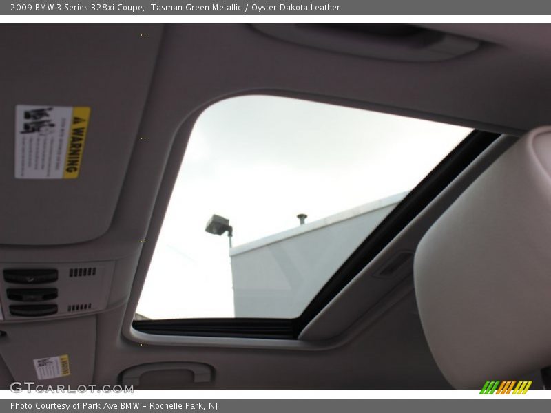 Sunroof of 2009 3 Series 328xi Coupe