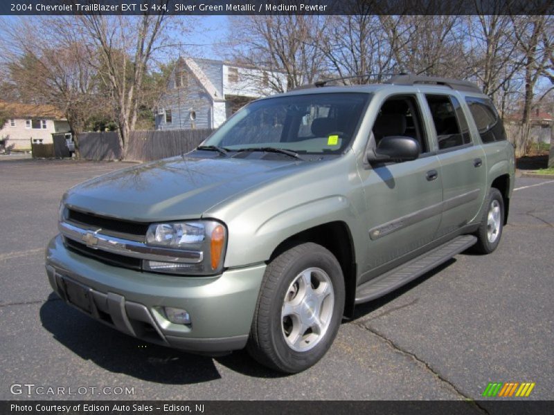Front 3/4 View of 2004 TrailBlazer EXT LS 4x4