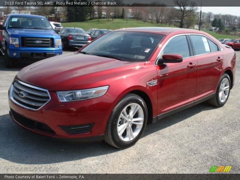 Front 3/4 View of 2013 Taurus SEL AWD