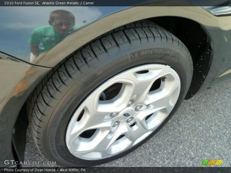 Atlantis Green Metallic / Camel 2010 Ford Fusion SE