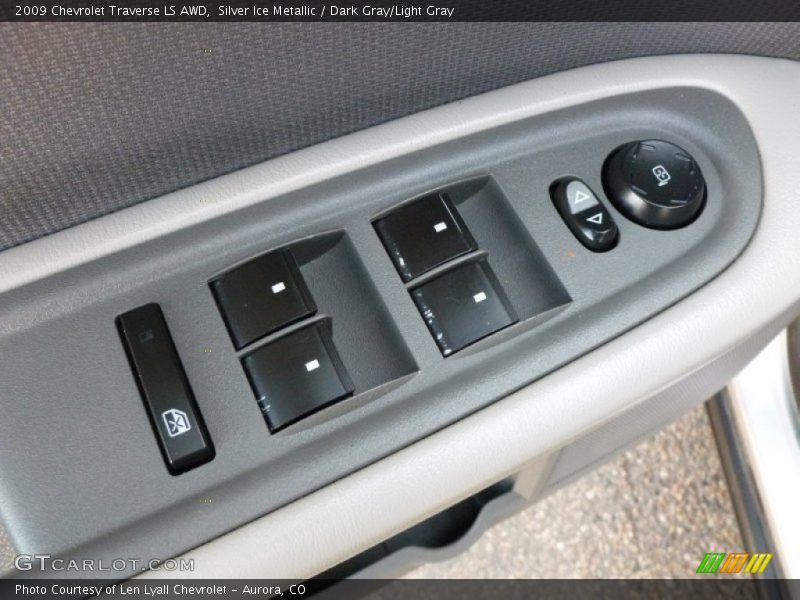 Silver Ice Metallic / Dark Gray/Light Gray 2009 Chevrolet Traverse LS AWD