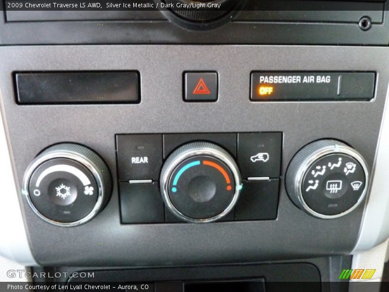 Silver Ice Metallic / Dark Gray/Light Gray 2009 Chevrolet Traverse LS AWD