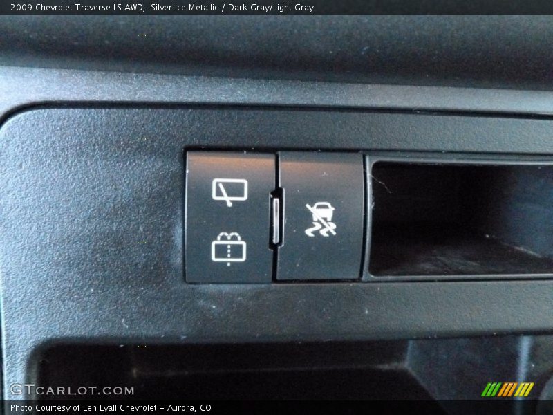 Silver Ice Metallic / Dark Gray/Light Gray 2009 Chevrolet Traverse LS AWD
