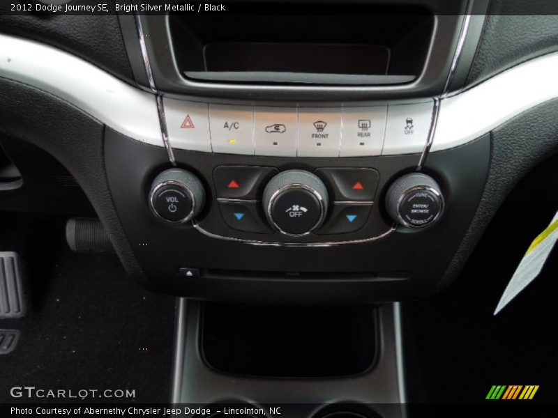 Bright Silver Metallic / Black 2012 Dodge Journey SE