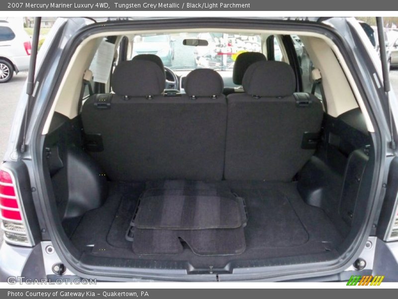  2007 Mariner Luxury 4WD Trunk