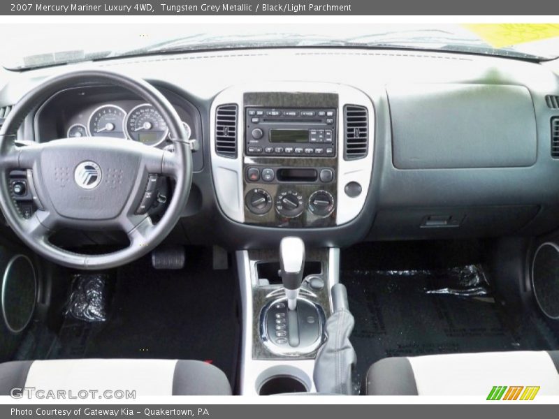 Dashboard of 2007 Mariner Luxury 4WD