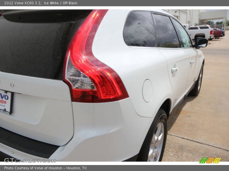 Ice White / Off Black 2012 Volvo XC60 3.2