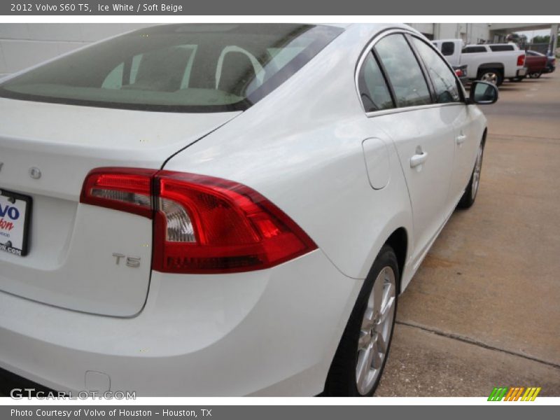 Ice White / Soft Beige 2012 Volvo S60 T5