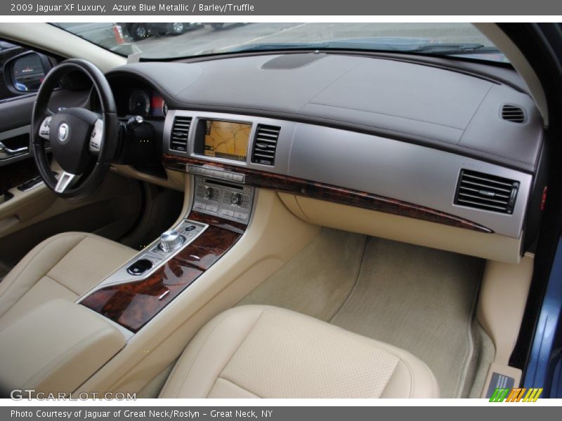 Dashboard of 2009 XF Luxury