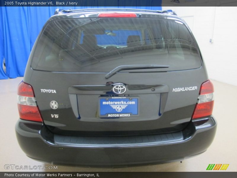Black / Ivory 2005 Toyota Highlander V6