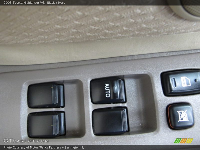 Black / Ivory 2005 Toyota Highlander V6