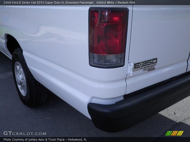 Oxford White / Medium Flint 2009 Ford E Series Van E350 Super Duty XL Extended Passenger