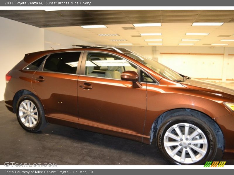 Sunset Bronze Mica / Ivory 2011 Toyota Venza I4