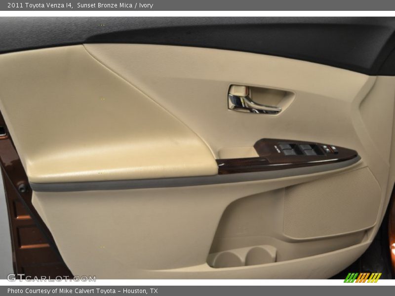 Sunset Bronze Mica / Ivory 2011 Toyota Venza I4