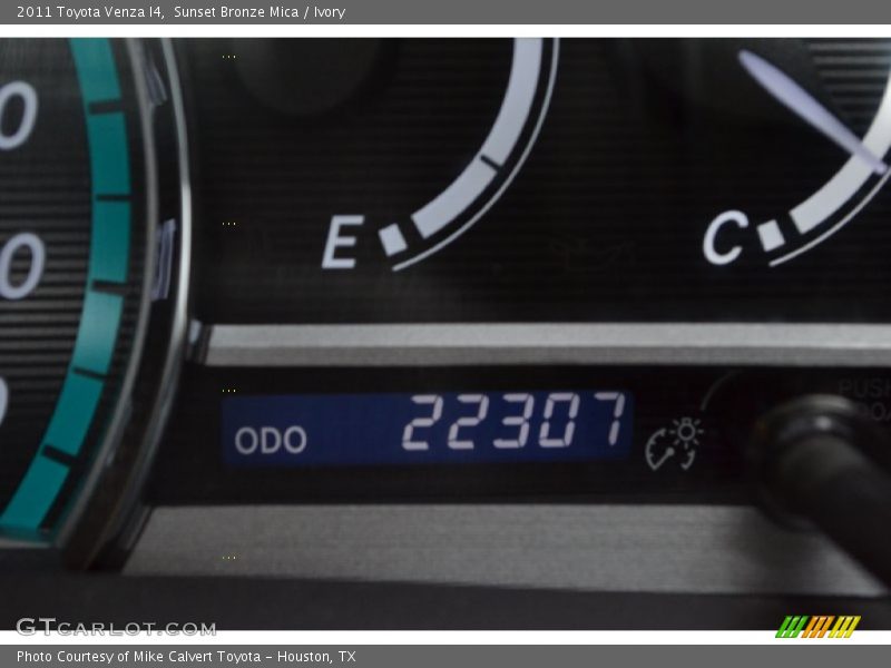 Sunset Bronze Mica / Ivory 2011 Toyota Venza I4