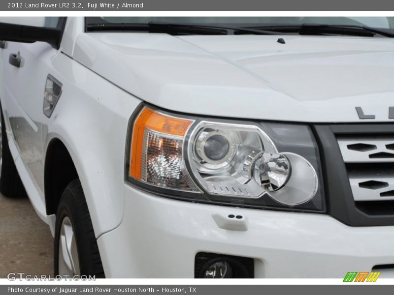 Fuji White / Almond 2012 Land Rover LR2 3.2