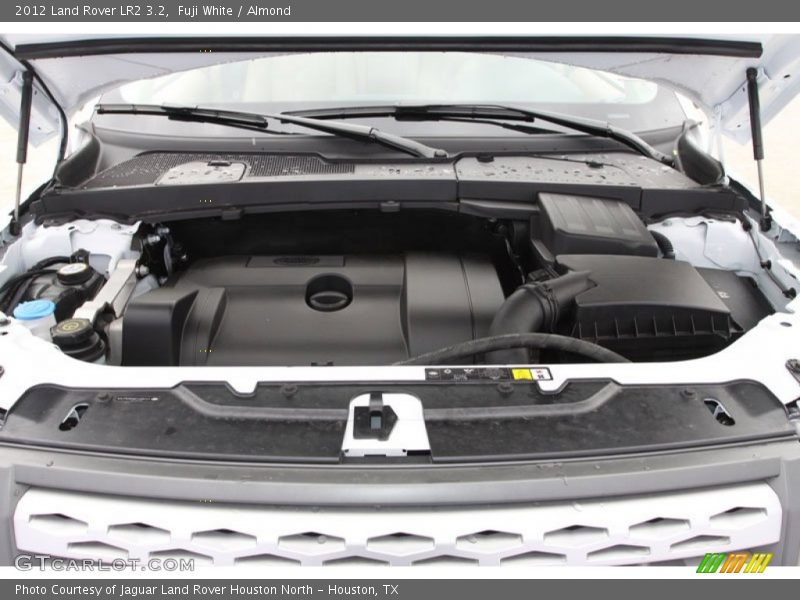 Fuji White / Almond 2012 Land Rover LR2 3.2