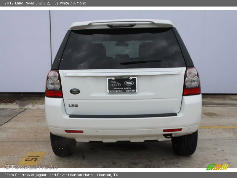 Fuji White / Almond 2012 Land Rover LR2 3.2