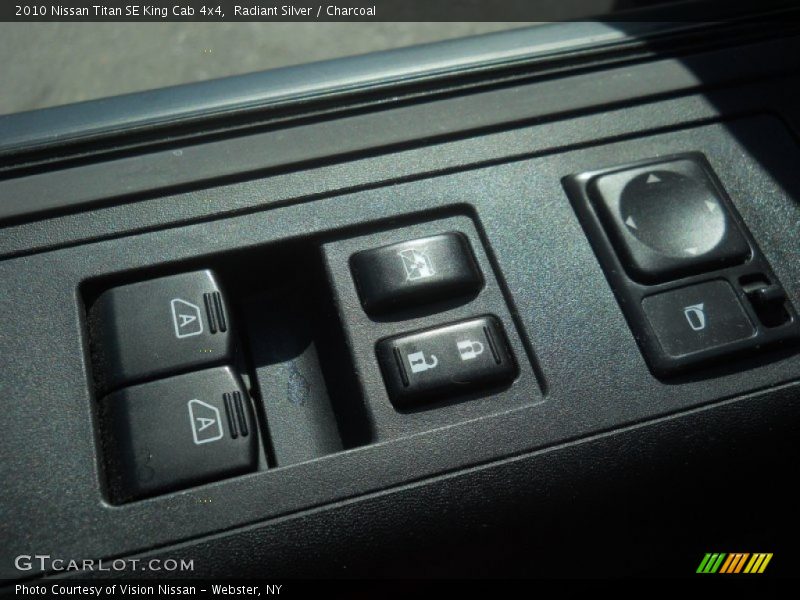 Radiant Silver / Charcoal 2010 Nissan Titan SE King Cab 4x4