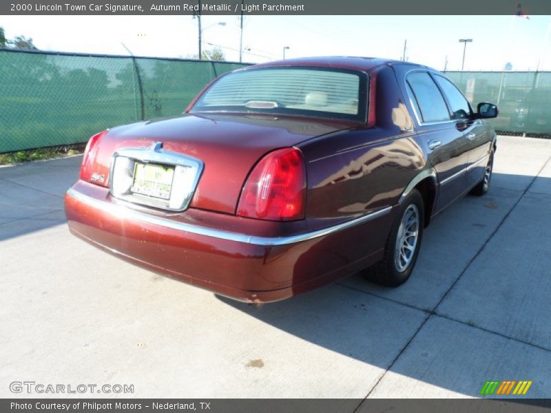 Autumn Red Metallic / Light Parchment 2000 Lincoln Town Car Signature