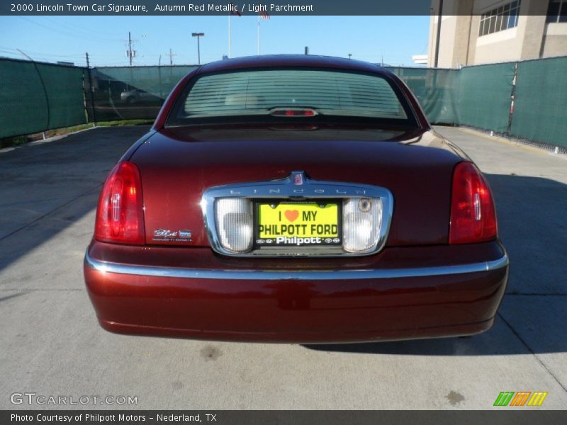 Autumn Red Metallic / Light Parchment 2000 Lincoln Town Car Signature