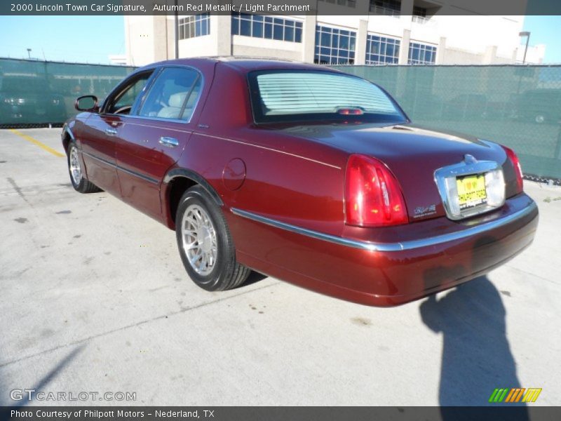 Autumn Red Metallic / Light Parchment 2000 Lincoln Town Car Signature