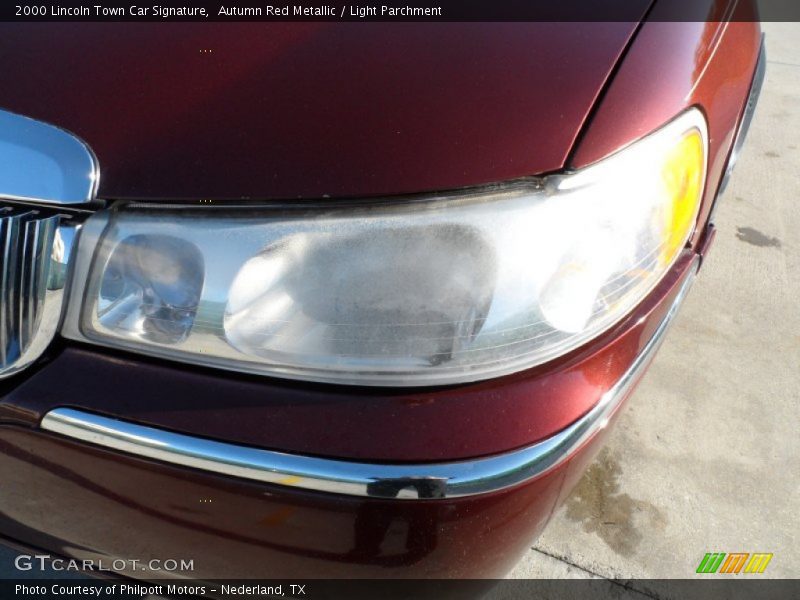 Autumn Red Metallic / Light Parchment 2000 Lincoln Town Car Signature