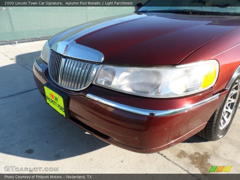 Autumn Red Metallic / Light Parchment 2000 Lincoln Town Car Signature