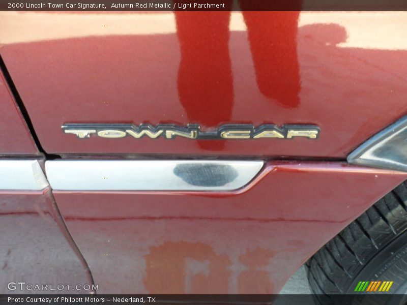Autumn Red Metallic / Light Parchment 2000 Lincoln Town Car Signature