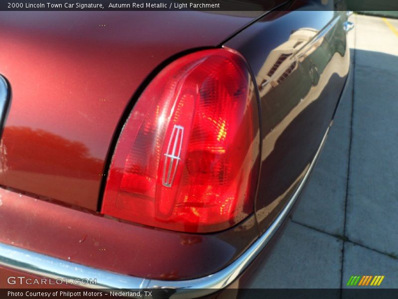 Autumn Red Metallic / Light Parchment 2000 Lincoln Town Car Signature