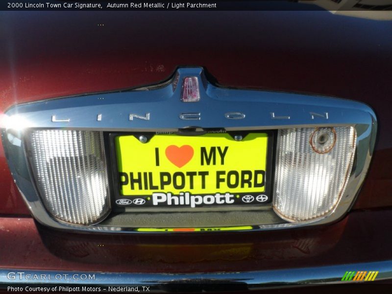 Autumn Red Metallic / Light Parchment 2000 Lincoln Town Car Signature